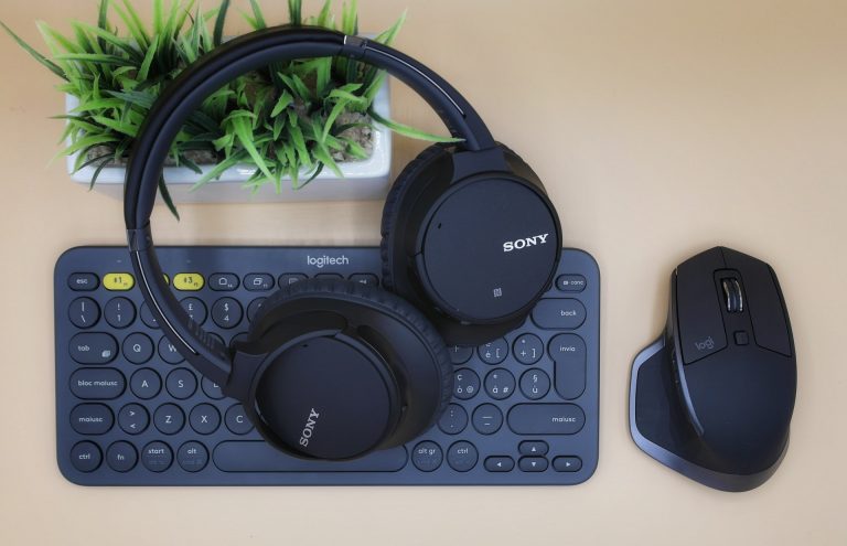 a pair of headphones, a keyboard and a mouse on the table