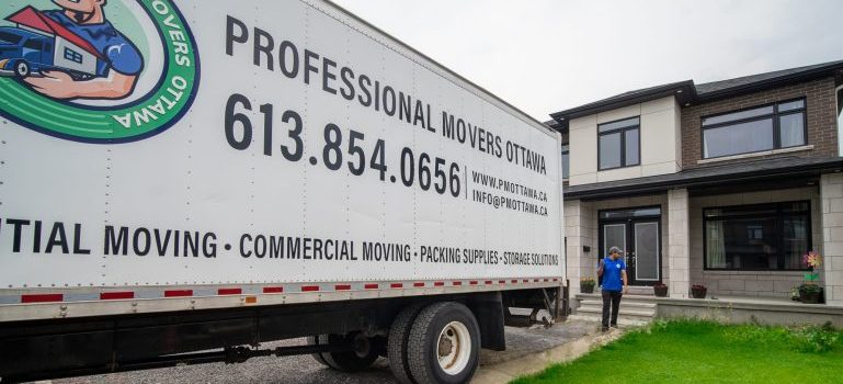 professional movers ottawa moving truck