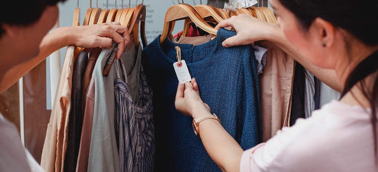 Two people shopping in Manotick