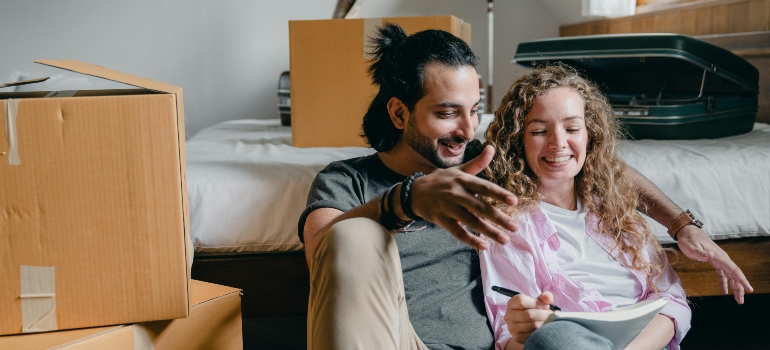 a couple discussing last-minute moving in Ottawa