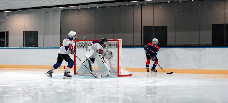 people playin hockey, Sport events to visit in the Ottawa area