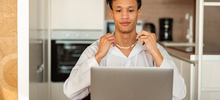 A person looking at the web after moving to Ottawa for work