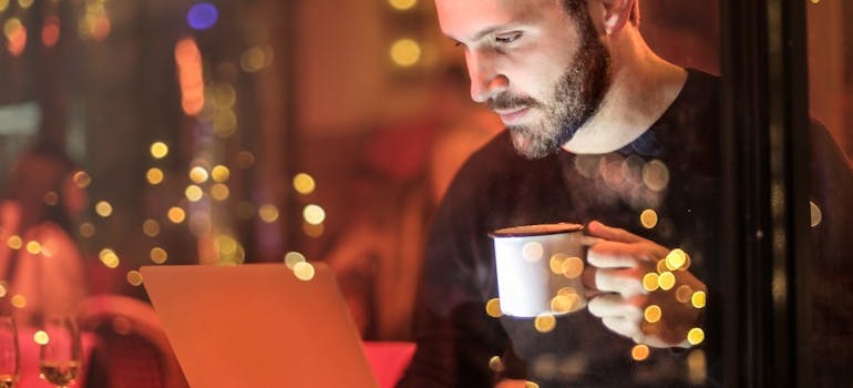 A man reading reviews online trying to choose the right moving company in Ottawa