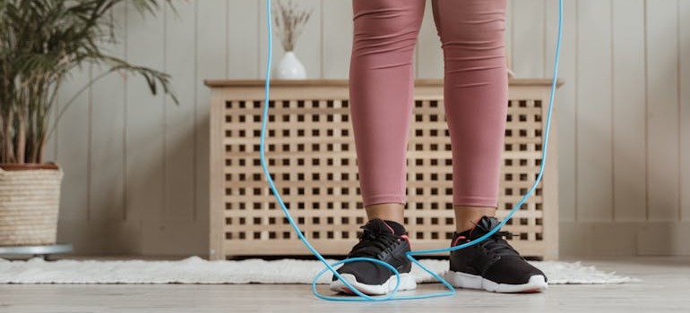 A person holding a jumping rope