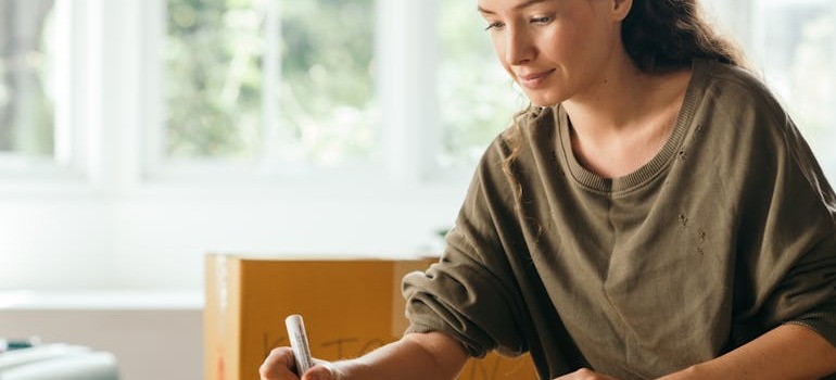 A woman writing a plan, helping you with planning your move as a New Year resolution